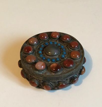 null AFGHANISTAN
Round shaped silver box (?) punctuated with cabochons of hard stone,...