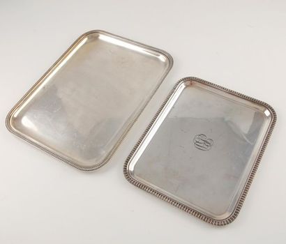 null Two small mail trays in silvery metal with gadrooned edges.
L. 20 cm approx...
