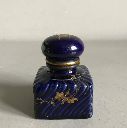 null Inkwell covered in blue and gold porcelain in a metal frame. XIXth
H.: 8cm