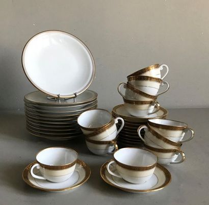 null LIMOGES
Porcelain coffee service part with gold rim. It consists of 12 cups...