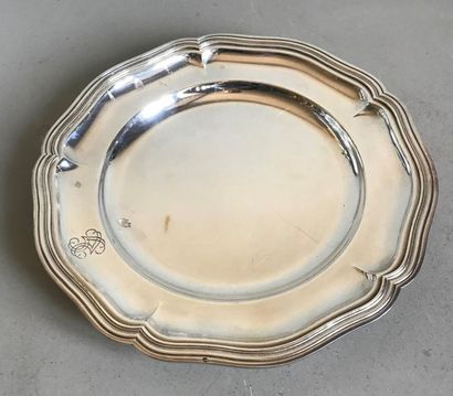 null Round moulded platter with threads and contours in silver plated metal. Encrypted....