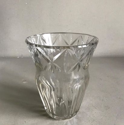 null BACCARAT
Crystal vase with cut decoration forming motifs of crosses and leaves.
Signed...