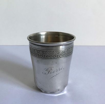 null Timbale on silver heel engraved with a frieze of palmettes in the upper part....