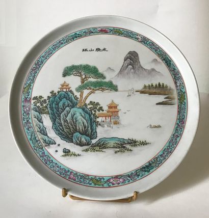 null CHINE
Assiette en porcelaine à décor de paysage dans le style de la Famille...