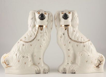 null STAFFORSHIRE BESWICK
Paire de statuettes représentant des chiens assis en faience
H....