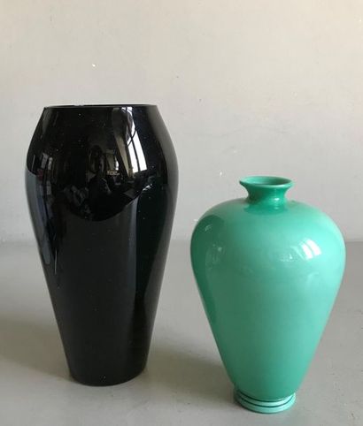 null Two blown glass vases in green and black. Murano (?) 
H.: 14 and 22 cm