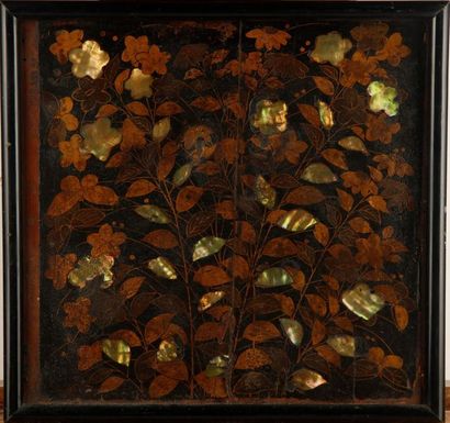 null JAPAN (?)
Lacquered wooden panel with metal inlay and mother-of-pearl decoration...