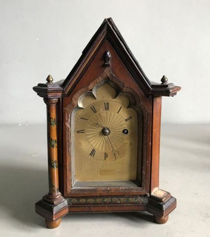 NICOLL William NICOLL Junior
Veneer and brass table clock in the shape of a house....