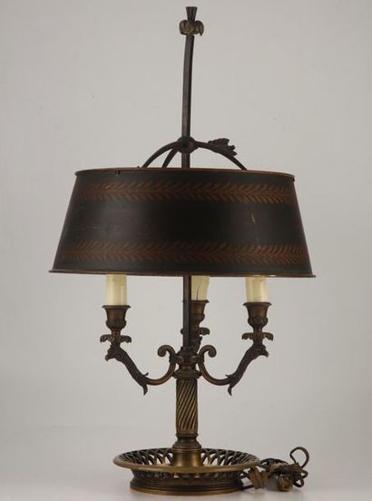 null Lampe bouillote en bronze doré à trois bras de lumière montés sur un fût cannelé...