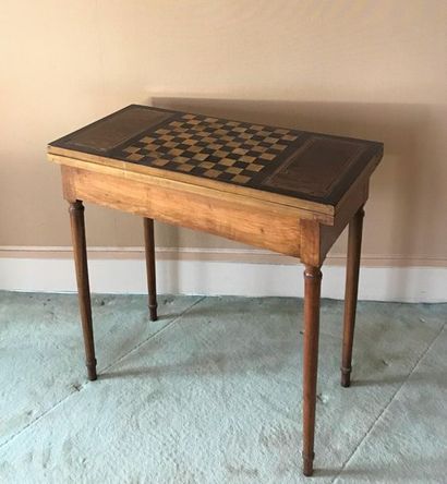 null Veneer game table. The board inlaid with a checkerboard opens on a green carpet....