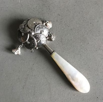 null Silver rattle with mother-of-pearl handle
Minerva hallmark - Gross weight: 24,10...
