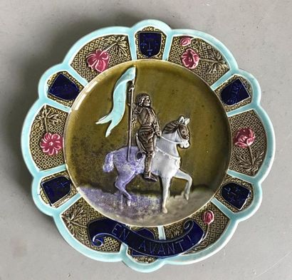 null RUBELS (?)
Round plate with a lively border in earthenware with enamel decoration...