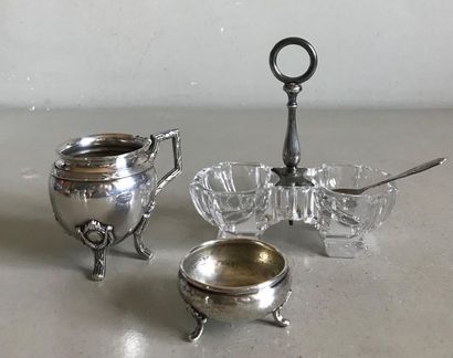 null Set of pieces for the table in silver plated metal: double salt shaker - salt...