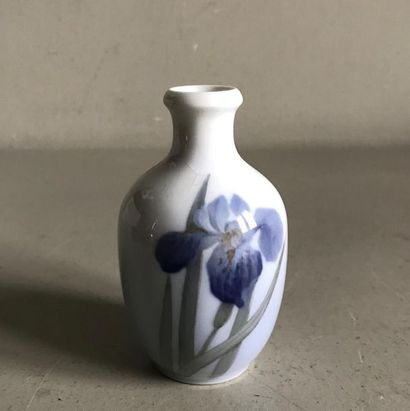 COPENHAGUE ROYAL COPENHAGEN
Small ovoid vase with narrow neck in porcelain with Iris...