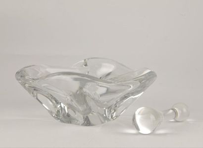 null DAUM - France
Mortier et pilon en cristal
H. : 7 cm ; L. : 19 cm 
ESTIMATION...