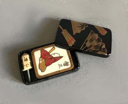 null JAPAN
Very small box with lacquered decoration containing small painted plates.
L....