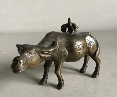 null CHINA
Statuette in patinated bronze representing a buffalo carrying a bird
L....