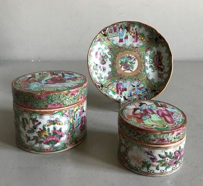 null CHINA - Canton
Two covered boxes and a small saucer in porcelain with polychrome...