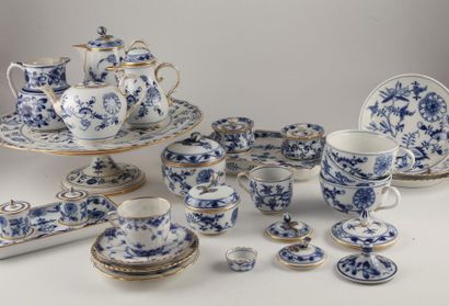 null MEISSEN
Set of mismatched pieces in porcelain with blue onion flower decoration...