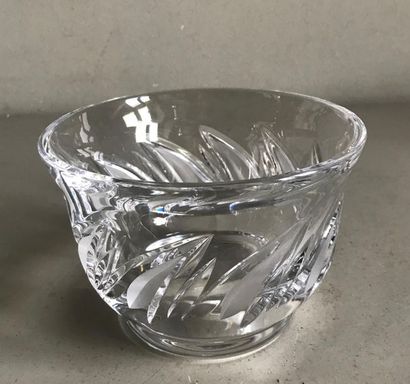 null DAUM - in the taste of 
Crystal heel cup with a revolving motif.
H.: 10 - 15...