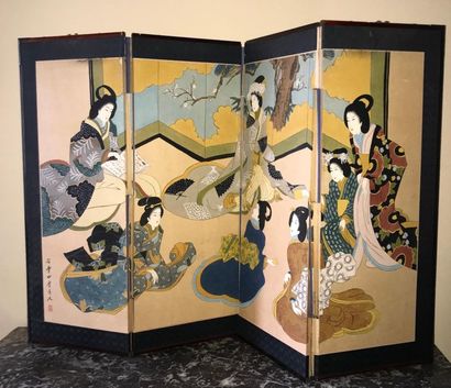null JAPAN
Small four-leaf folding screen decorated with Geisha wallpaper in an interior.
H.:...