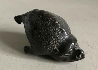 null CHINE
Statuette en bronze patiné représentant un animal stylisé
L. : 12,5 c...