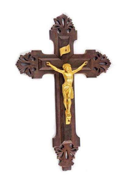null Christ en bronze doré monté sur une croix en bois 
Epoque XIXe 
H.: 36 cm