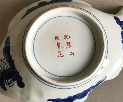 null JAPON 
Plat en forme de poisson en porcelaine à décor dans la palette Imari...