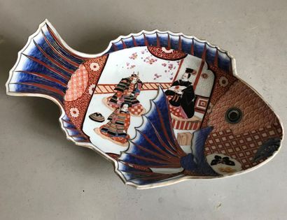 null JAPAN 
Fish-shaped porcelain dish decorated in the Imari palette of characters.
Signed...