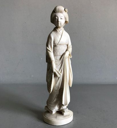 null JAPAN 
Carved ivory statuette of Beijin. First third of the XXth
H.: 22 cm
Small...