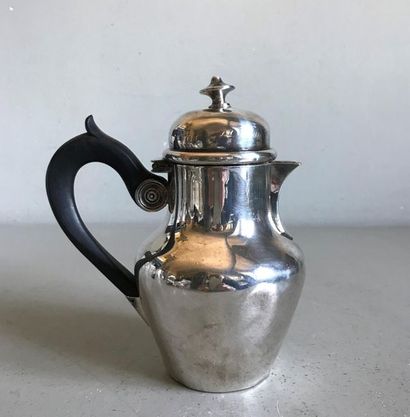 null Selfish" flat-bottomed silver-plated metal jug. Wooden socket. Style XVIIIe
H.:...