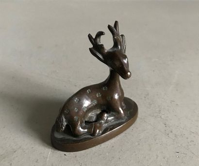 null CHINA
Statuette in patinated bronze representing a lying deer
H.: 7 cm