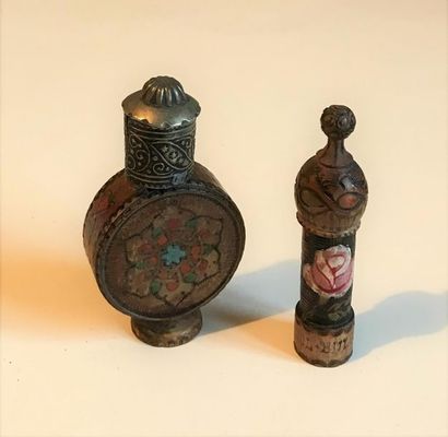 null BULGARIE 
Deux boites à parfum en bois ou métal
Début XXe
H. : 7 cm