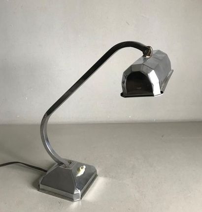 null Chrome-plated metal desk lamp with swivel arm. Rectangular shaped reflector...