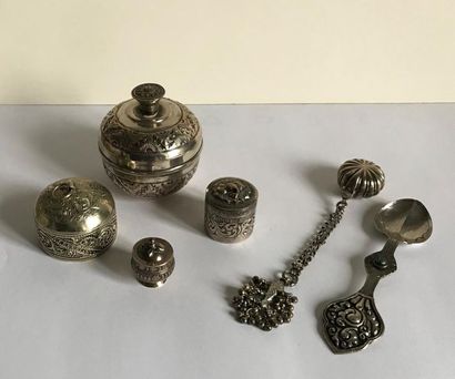 null ASIA
Set of richly chiselled silver (?) boxes and an Indian spoon