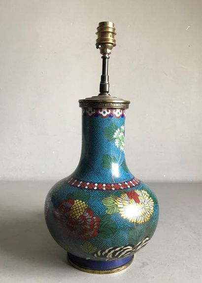 null CHINE
Vase de forme bouteille en métal à décor cloisonné de fleurs sur fond...