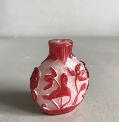 null CHINE
Tabatière de forme bouteille en verre à décor Overlay en relief rouge...