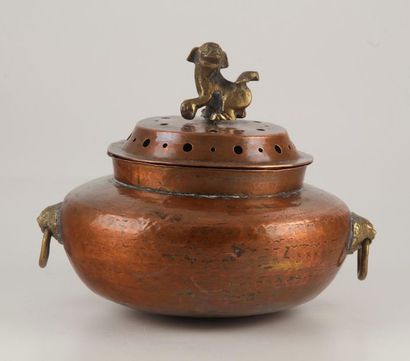 null CHINA
Perfume burner in copper and bronze sockets. Lid surmounted by a FÖ d...