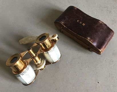 null Maison LEMIERE 
Pair of theatre binoculars in gold metal and mother-of-pearl....