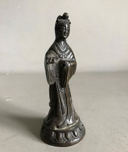 null CHINA
Statuette of young woman in patinated bronze.
H.17 cm
Missing