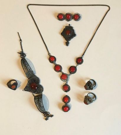 null AFGHANISTAN
Set of antique silver or metal jewellery punctuated with coral,...