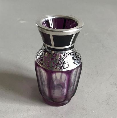null Small tinted glass vase with applied silver decoration
Austria
H. 9 cm
Small...