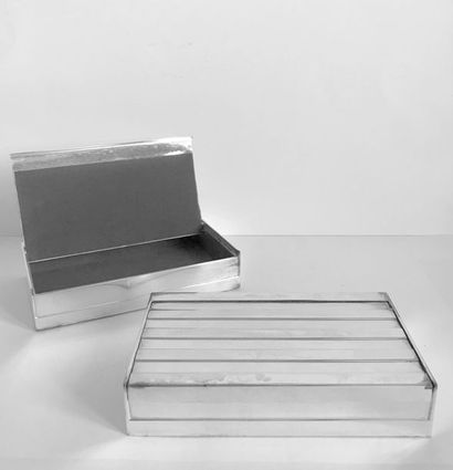 null Two rectangular cigarette boxes in silver metal, the lid molded . Circa 1980
New...