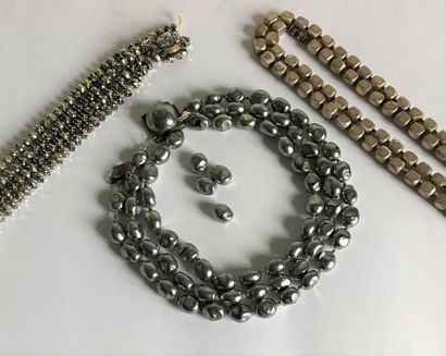 null Ensemble de colliers ( accidentés) en perles fantaisies. Circa 1950