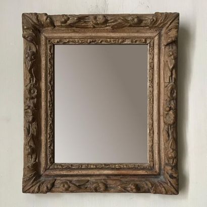 null Petit miroir en bois sculpté de fleurs dans le style du XVIIIe
20 x 18 cm
