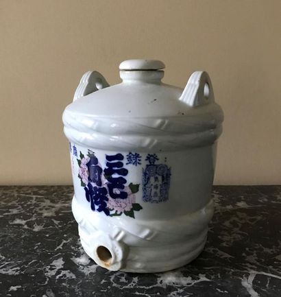 null KOREA
Porcelain bomb for preserving rice with ideograms.
H.: 28 cm