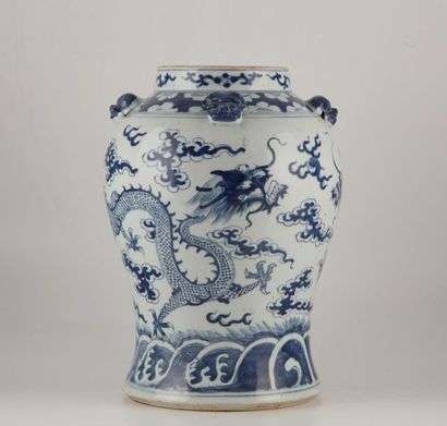null CHINE
Potiche en porcelaine à décor bleu et blanc
H. : 37 cm 