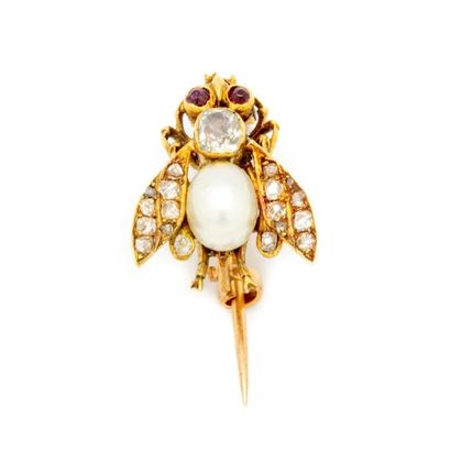 null Brooch forming a bee in yellow gold, the body and wings in pearl and diamonds....