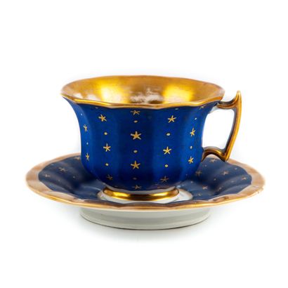 null PARIS ?

Tasse et sous tasse à décor d'étoiles dorées sur fond de bisvcuit bleu

Milieu...