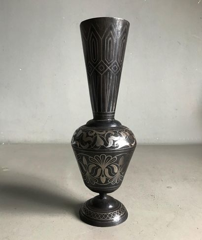 null Vase de forme balustre en métal à décor damasquiné d'argent de motifs géométriques...